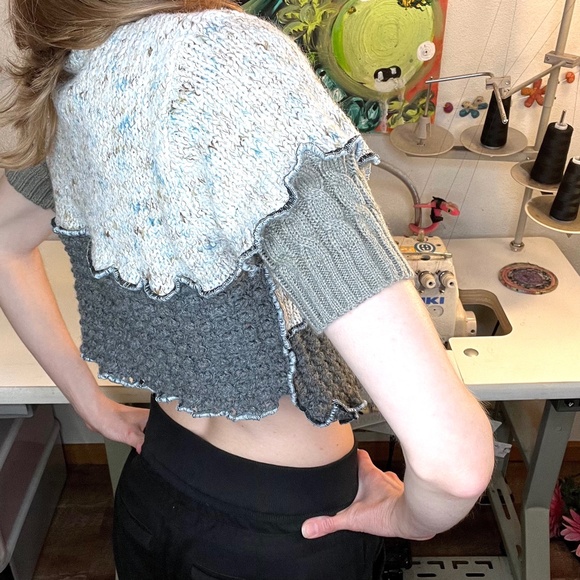 ❤️3/$30! Cropped Top Sweater Size Medium Gray Cable Knit Short Sleeve - Picture 10 of 10